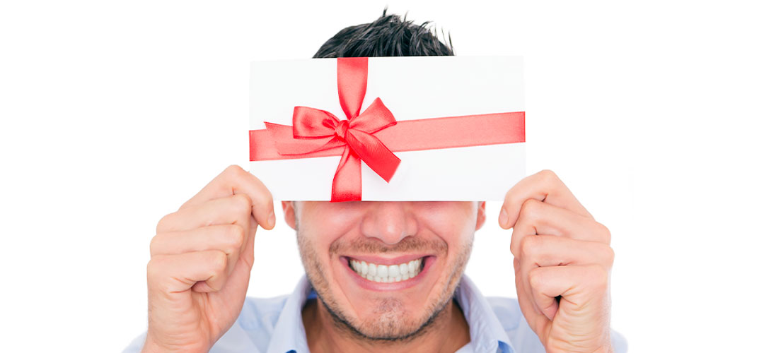 cheques-cadeaux-homme-sourire