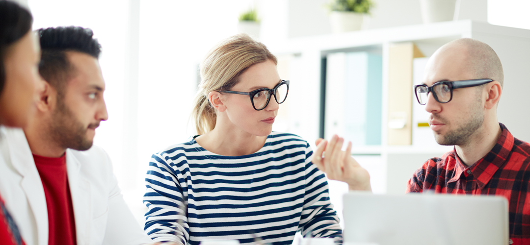 choisir-son-cse-externalise Responsable RH avec lunettes en réunion évaluant des prestataires pour choisir son CSE externalisé