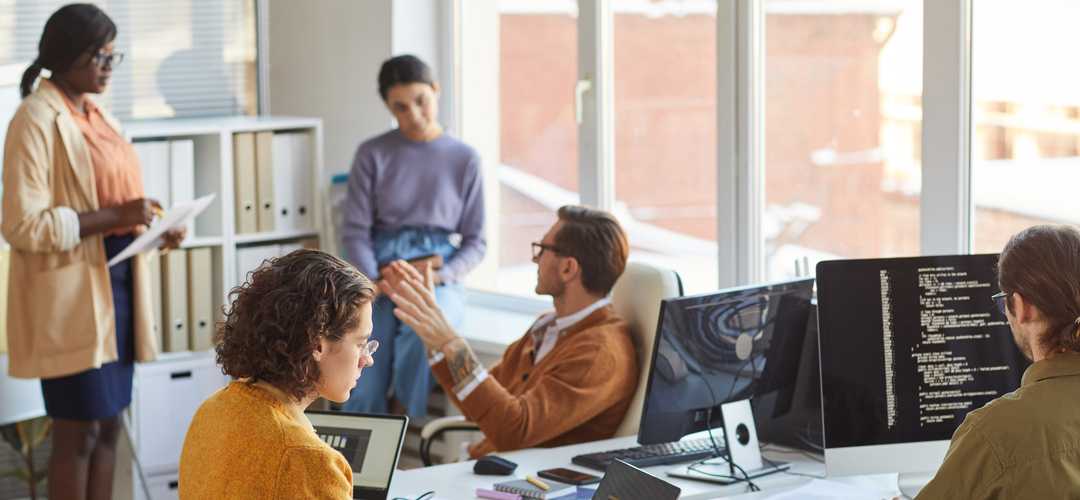 cse-externalise-tpe Équipe d'une TPE en open space illustrant la mise en place d'un CSE externalisé pour offrir des avantages salariés